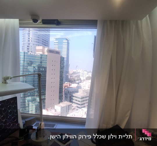 מנורת שולחן לבנה על שולחן עבודה
